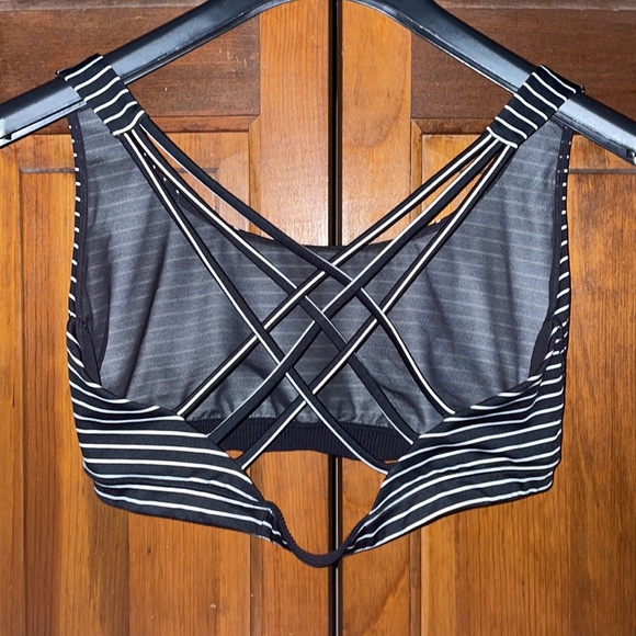 Victoria Sport Strappy Back Stripe Bra - Picture 4 of 10